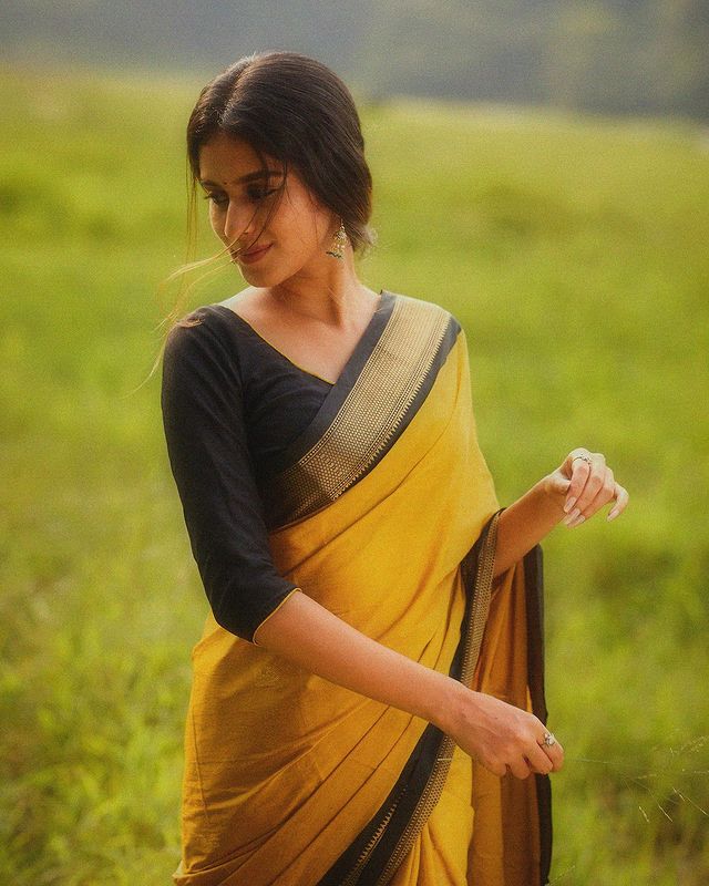 Caressing Yellow Banarasi Silk Saree With Poetic Blouse Piece