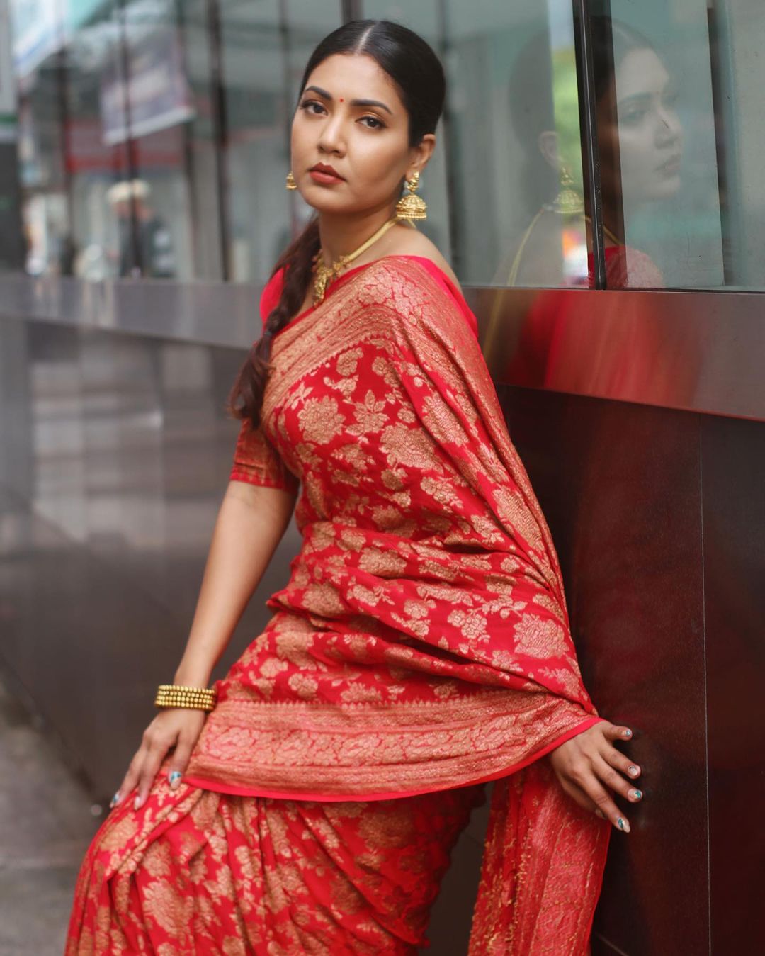 Melodious Red Banarasi Silk Saree With Caressing Blouse Piece