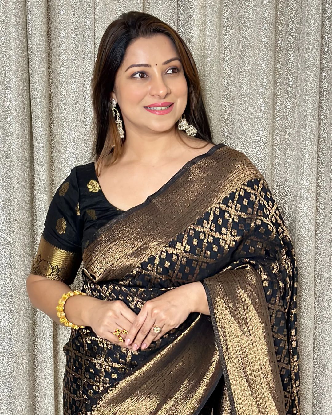 Graceful Black Banarasi Silk Saree With Exquisite Blouse Piece