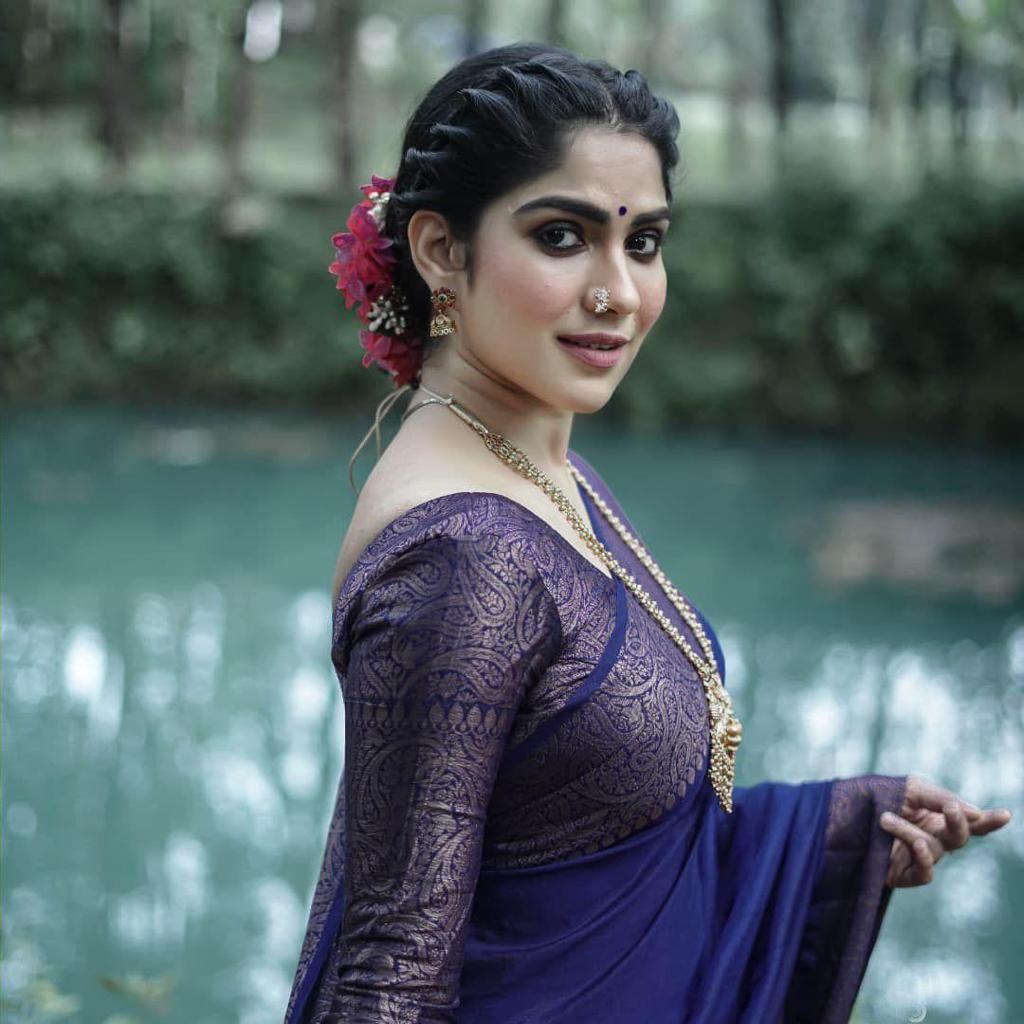 Aesthetic Navy Blue Soft Silk Saree With Admirable Blouse Piece