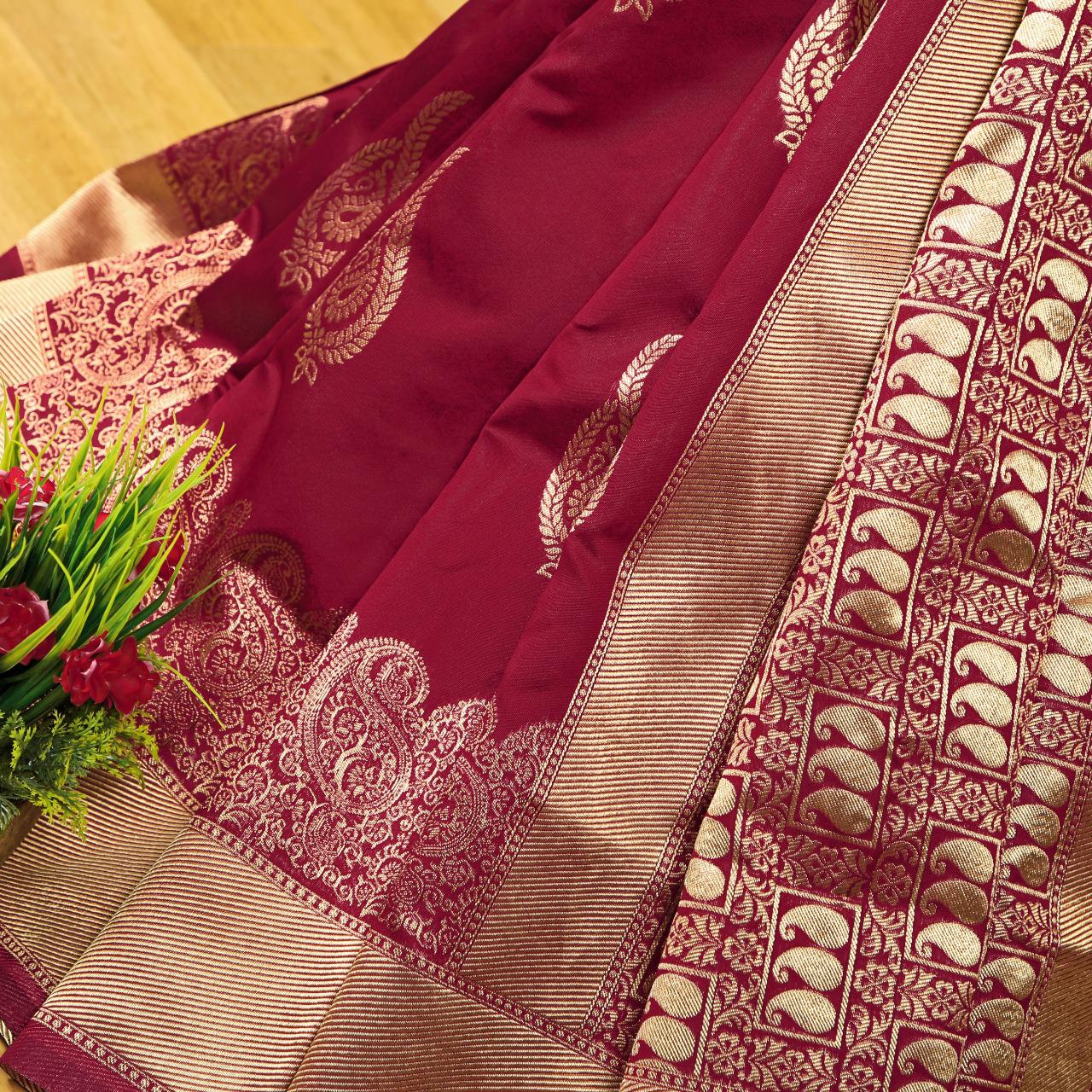 Beguiling Maroon Banarasi Silk Saree With Lovely Blouse Piece