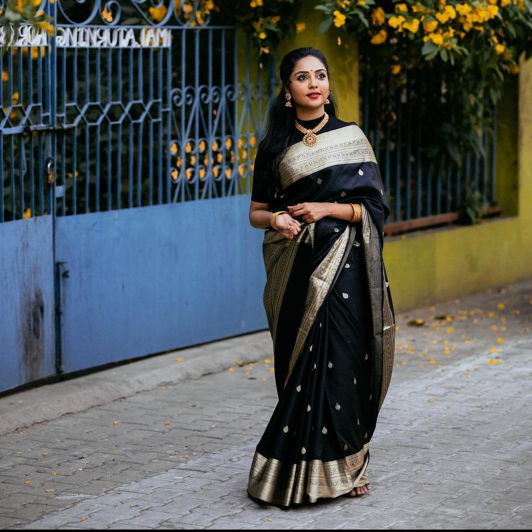 Bewitching Black Soft Silk Saree With Artistic Blouse Piece