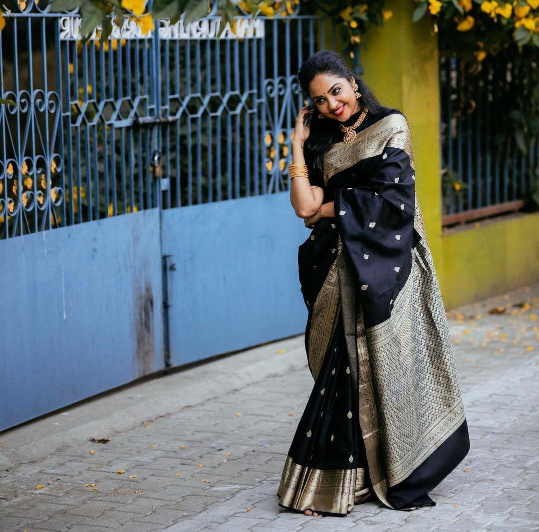 Bewitching Black Soft Silk Saree With Artistic Blouse Piece