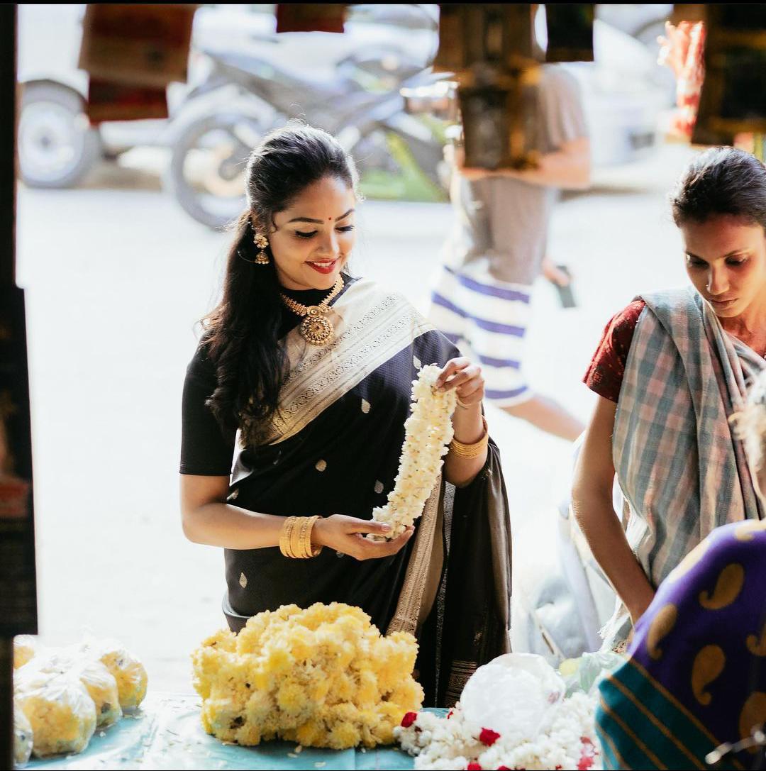 Bewitching Black Soft Silk Saree With Artistic Blouse Piece
