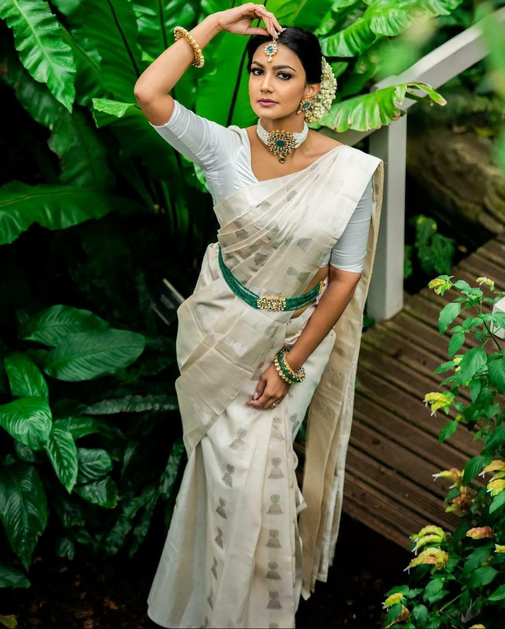 Stunning Off White Banarasi Silk Saree With Graceful Blouse Piece