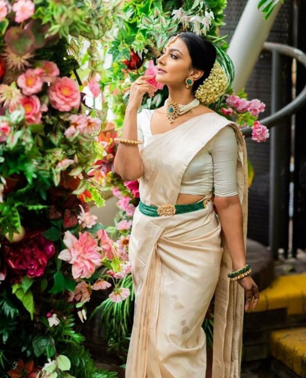 Stunning Off White Banarasi Silk Saree With Graceful Blouse Piece