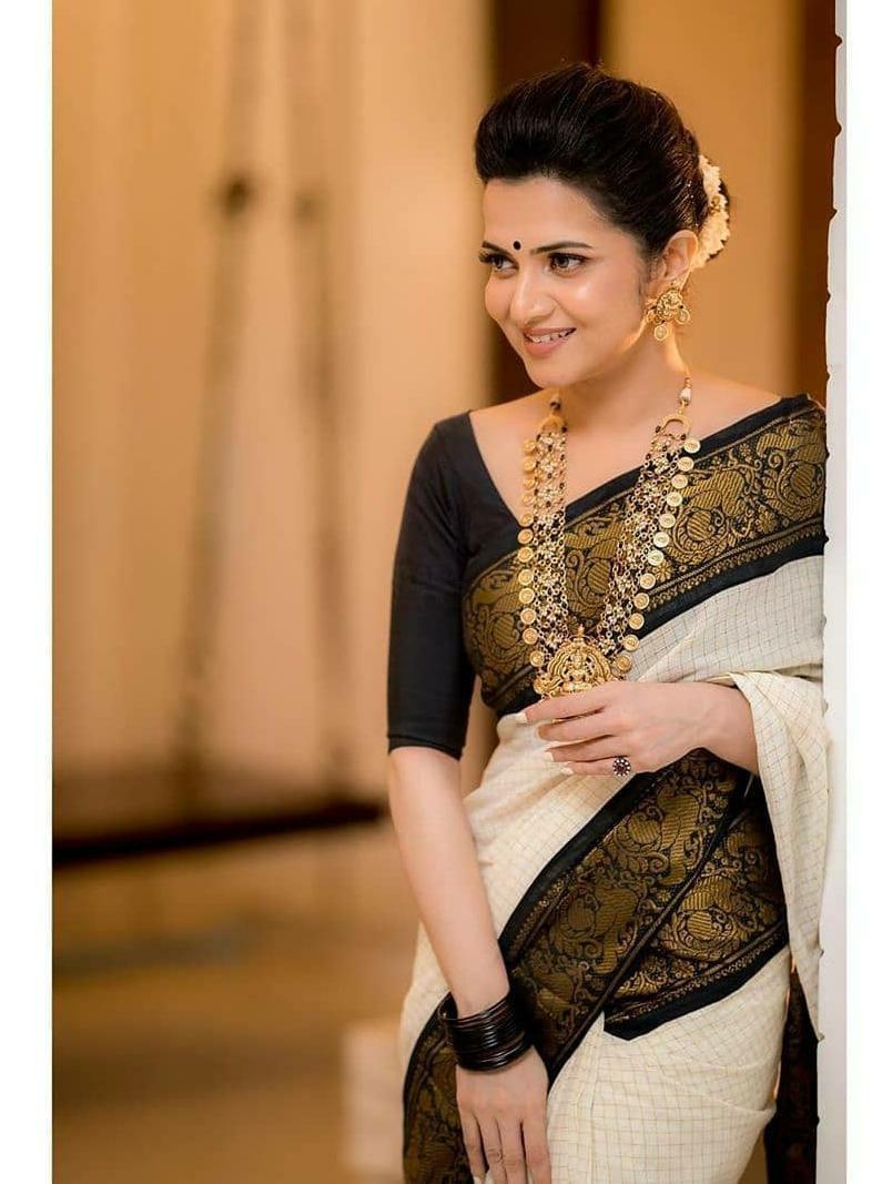 Demure Off White Banarasi Silk Saree With Felicitous Blouse Piece