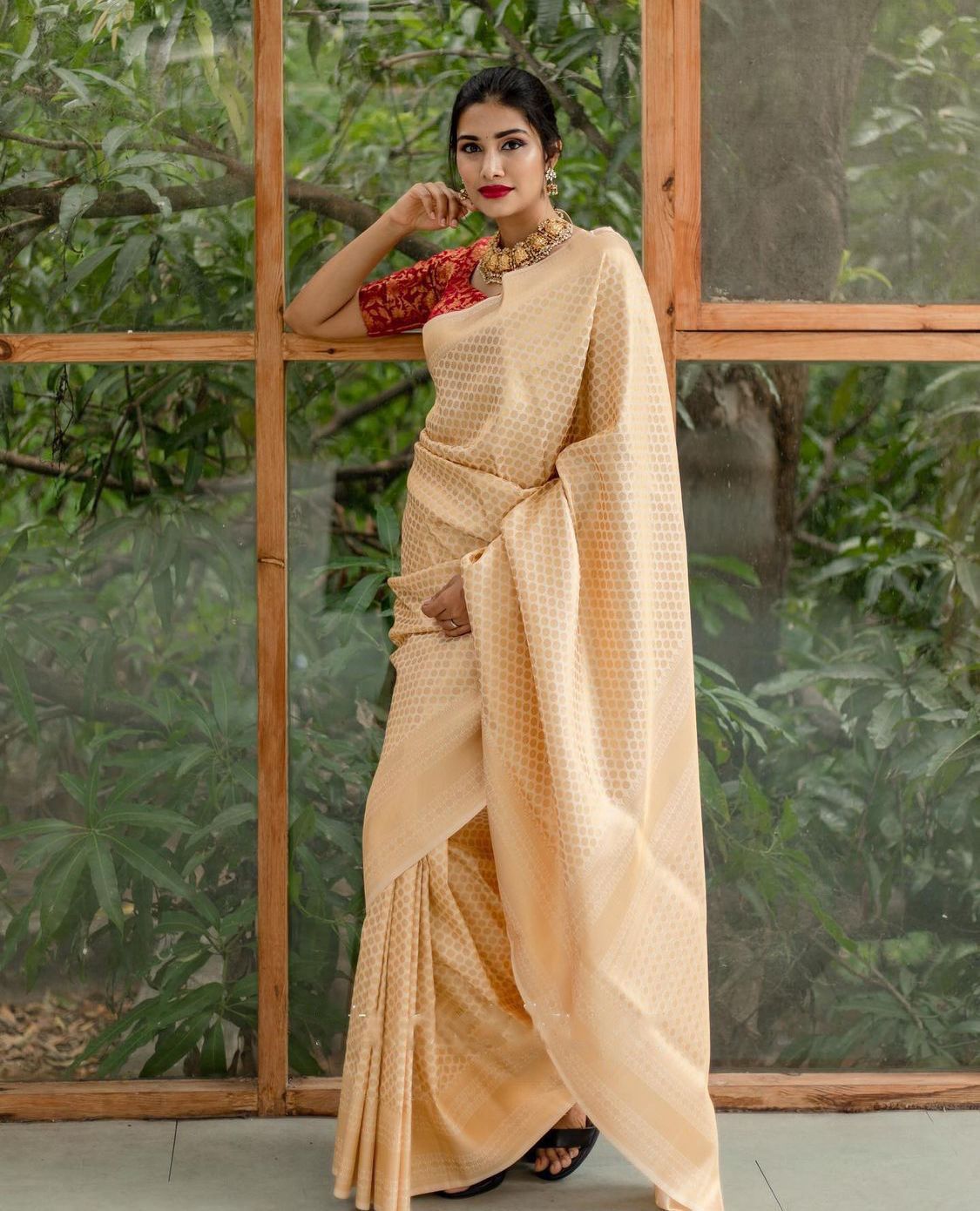 Fetching Cream Kanjivaram Silk Saree With Stunning Blouse Piece