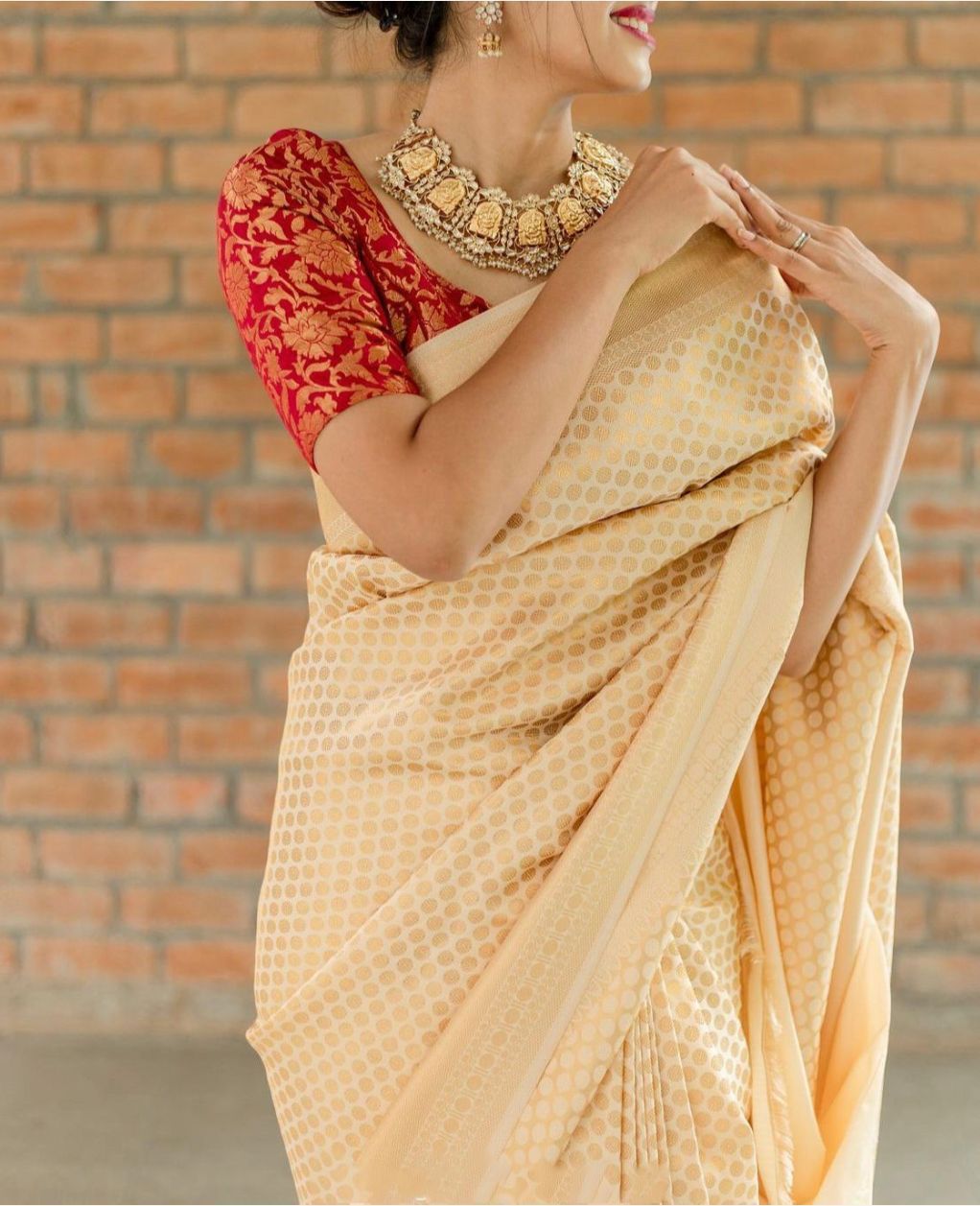 Fetching Cream Kanjivaram Silk Saree With Stunning Blouse Piece