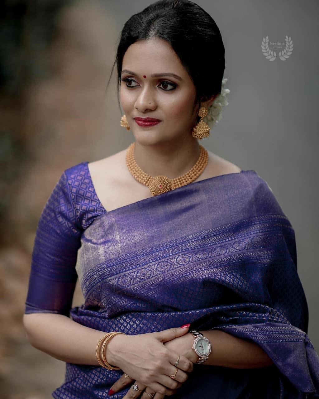 Enchanting Blue Kanjivaram Silk Saree With Glittering Blouse Piece