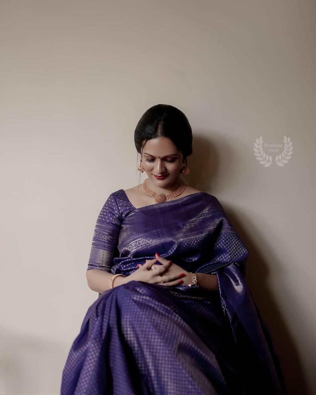 Enchanting Blue Kanjivaram Silk Saree With Glittering Blouse Piece