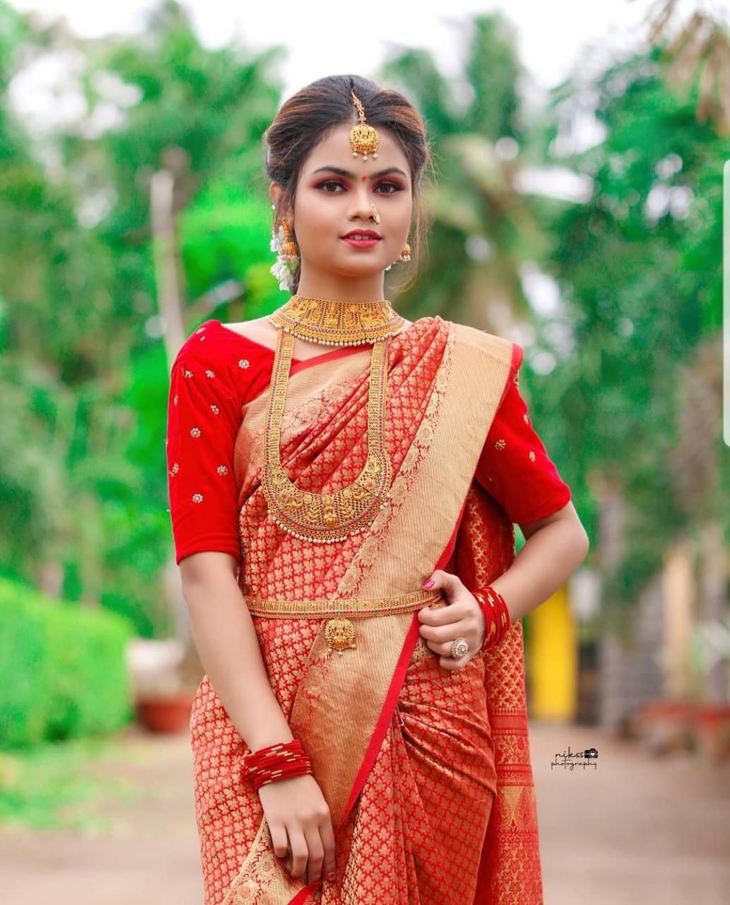 Elegant Red Kanjiravam Silk Saree With Demure Blouse Piece