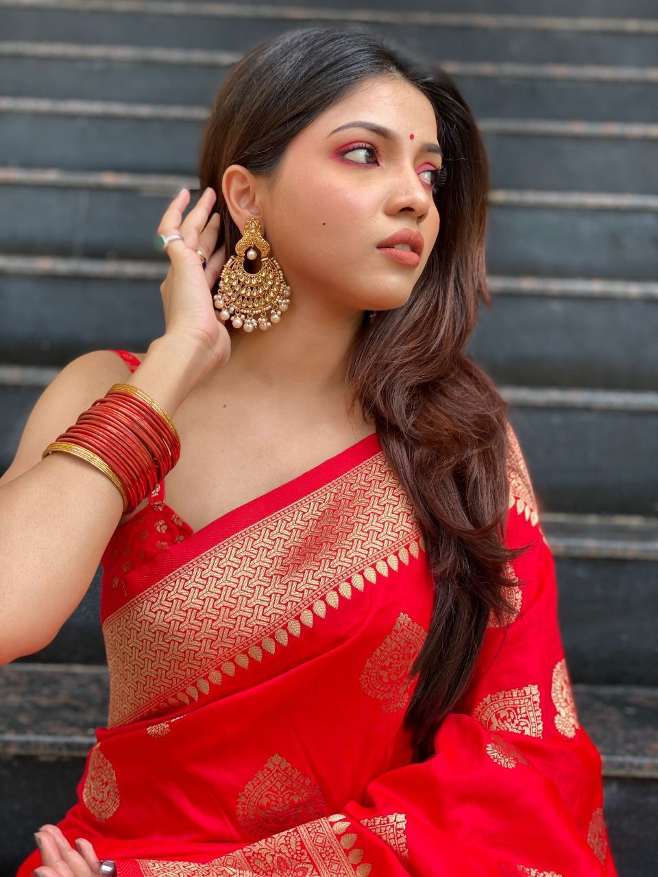Engaging Red Banarasi Silk Saree With Tempting Blouse Piece