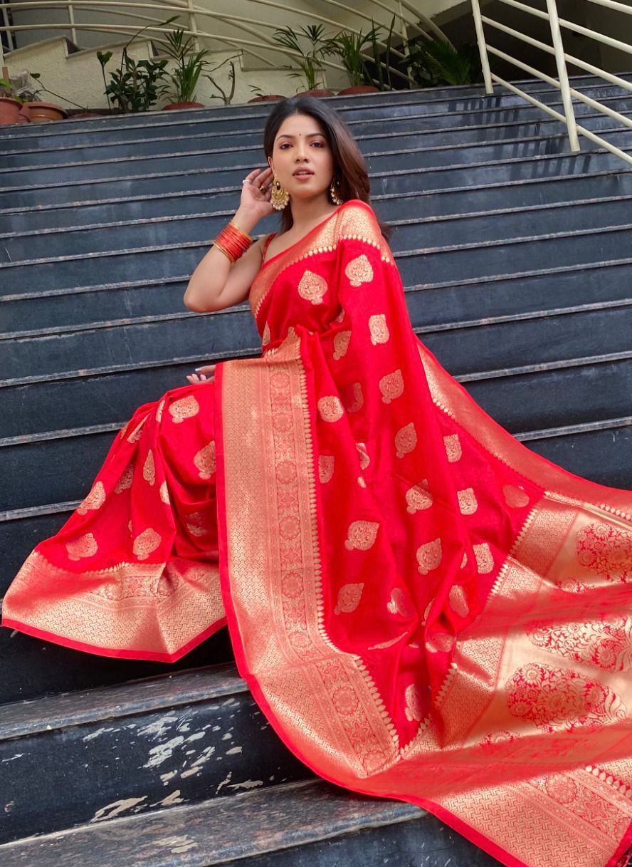 Engaging Red Banarasi Silk Saree With Tempting Blouse Piece