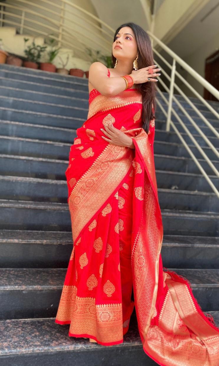 Engaging Red Banarasi Silk Saree With Tempting Blouse Piece
