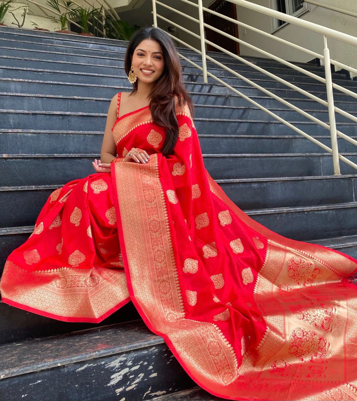 Engaging Red Banarasi Silk Saree With Tempting Blouse Piece