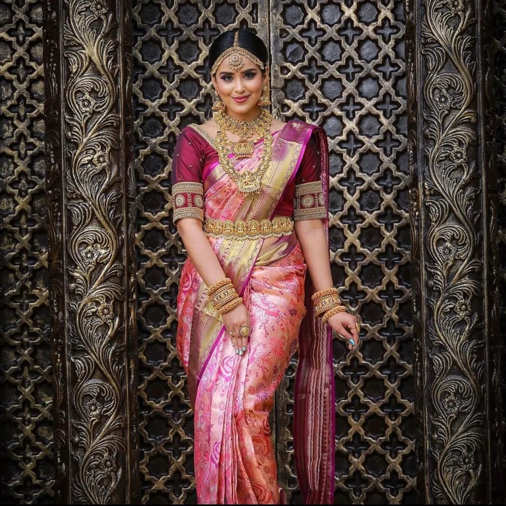 Exclusive Pink Banarasi Silk Saree With Unimpaired Blouse Piece