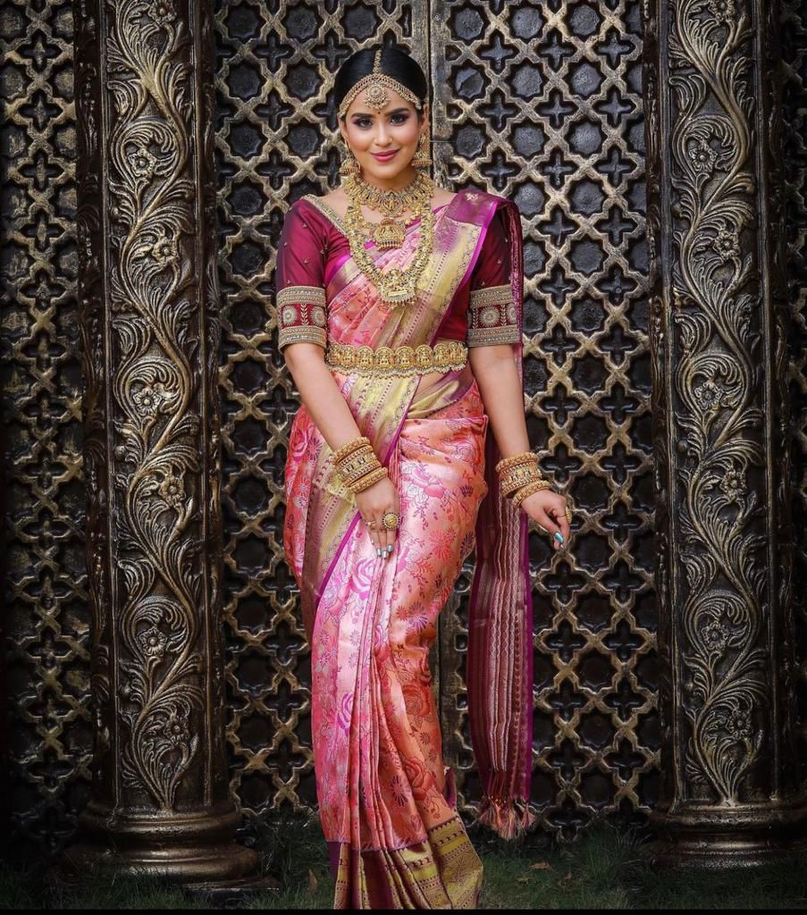 Exclusive Pink Banarasi Silk Saree With Unimpaired Blouse Piece