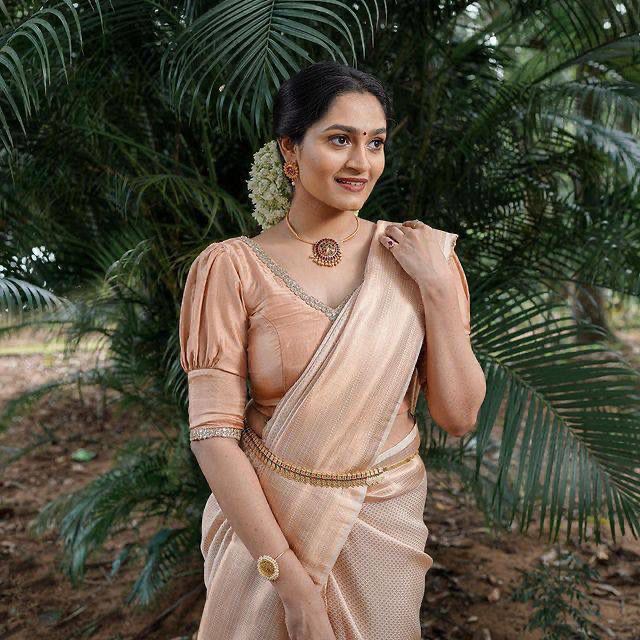 Trendy Cream Soft Silk Saree With Inspiring Blouse Piece