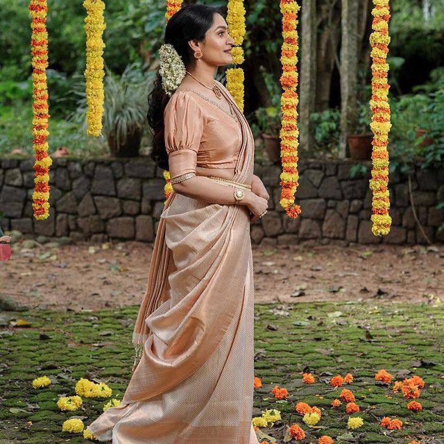 Trendy Cream Soft Silk Saree With Inspiring Blouse Piece