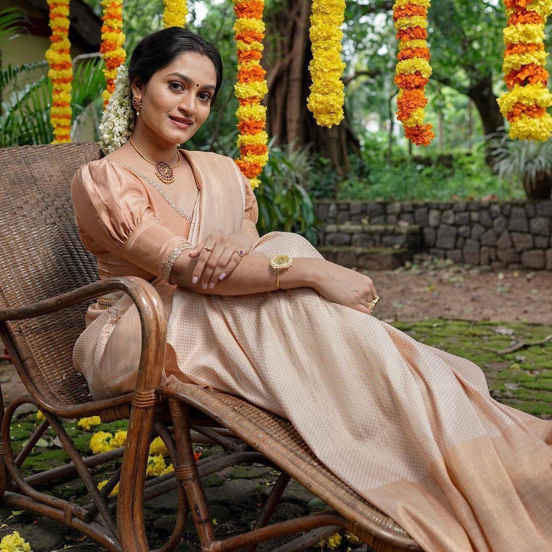 Trendy Cream Soft Silk Saree With Inspiring Blouse Piece