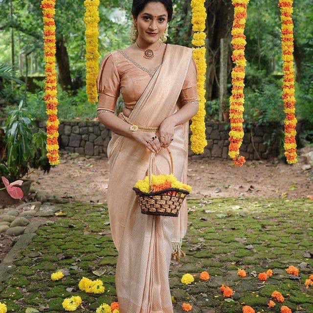 Trendy Cream Soft Silk Saree With Inspiring Blouse Piece