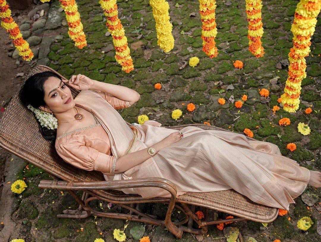 Trendy Cream Soft Silk Saree With Inspiring Blouse Piece