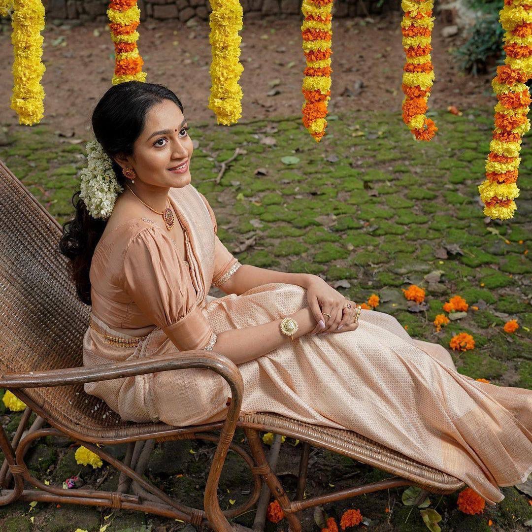 Trendy Cream Soft Silk Saree With Inspiring Blouse Piece