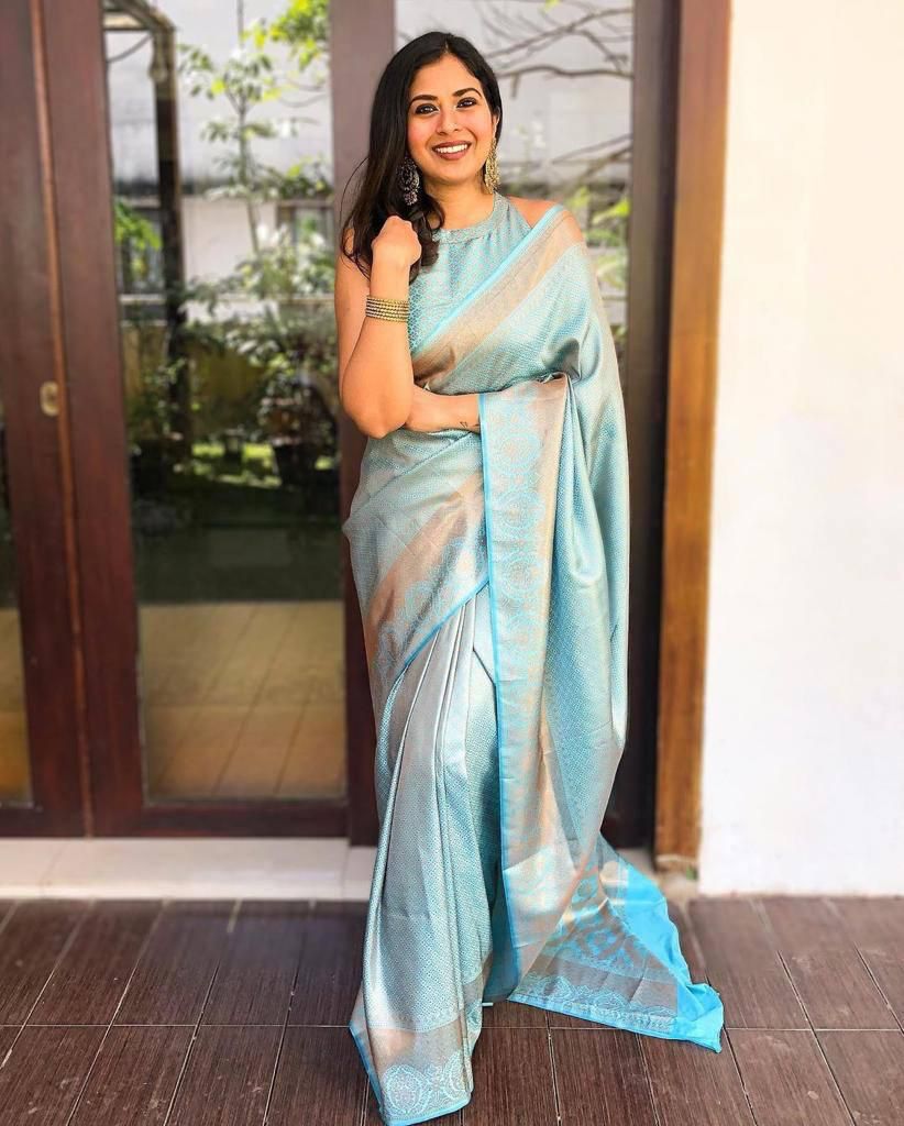 Radiant Firozi Kanjivaram Silk Saree With Delightful Blouse Piece