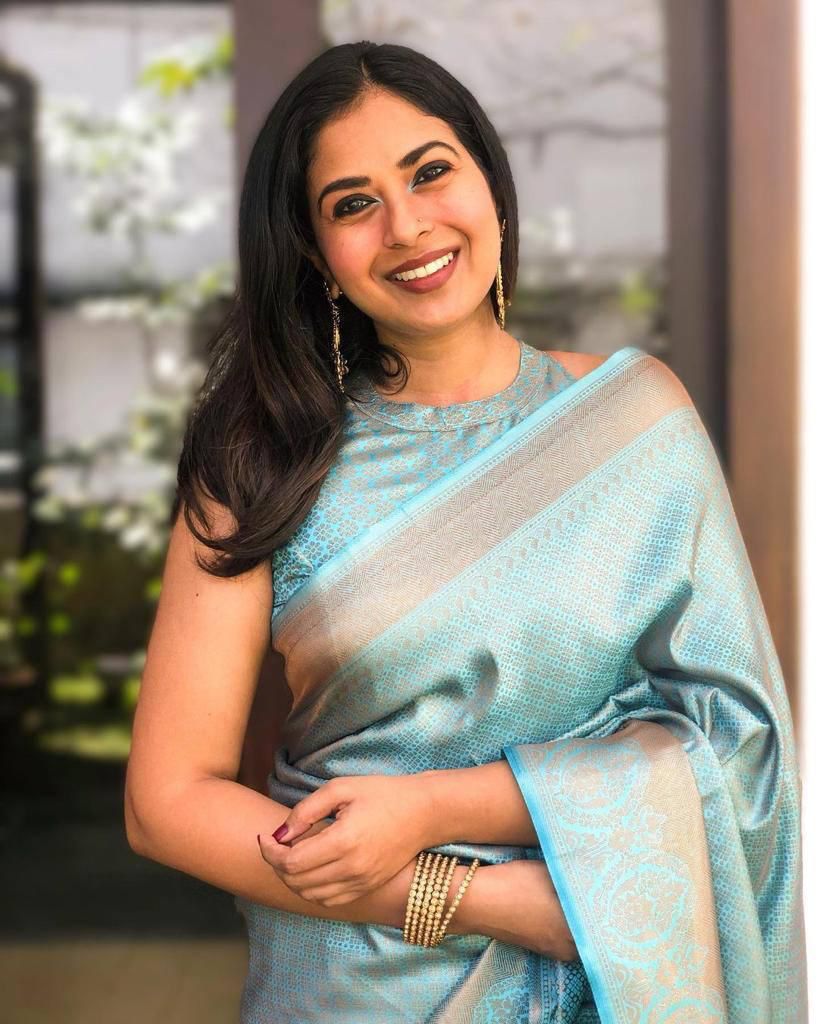 Radiant Firozi Kanjivaram Silk Saree With Delightful Blouse Piece