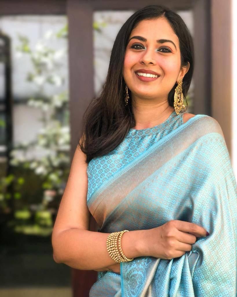 Radiant Firozi Kanjivaram Silk Saree With Delightful Blouse Piece