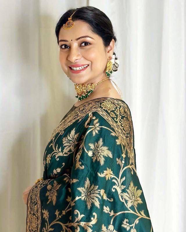 Amiable Dark Green Banarasi Silk Saree With Gratifying Blouse Piece