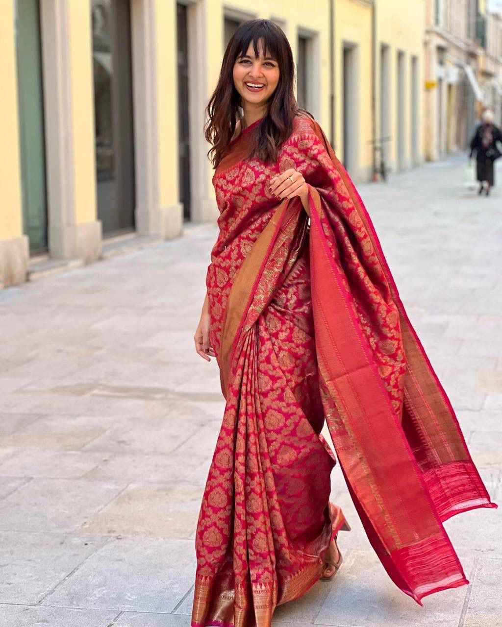 Divine Red Banarasi Silk Saree With Intriguing Blouse Piece