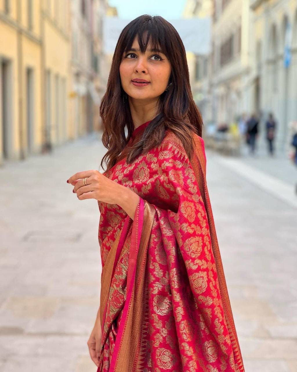 Divine Red Banarasi Silk Saree With Intriguing Blouse Piece
