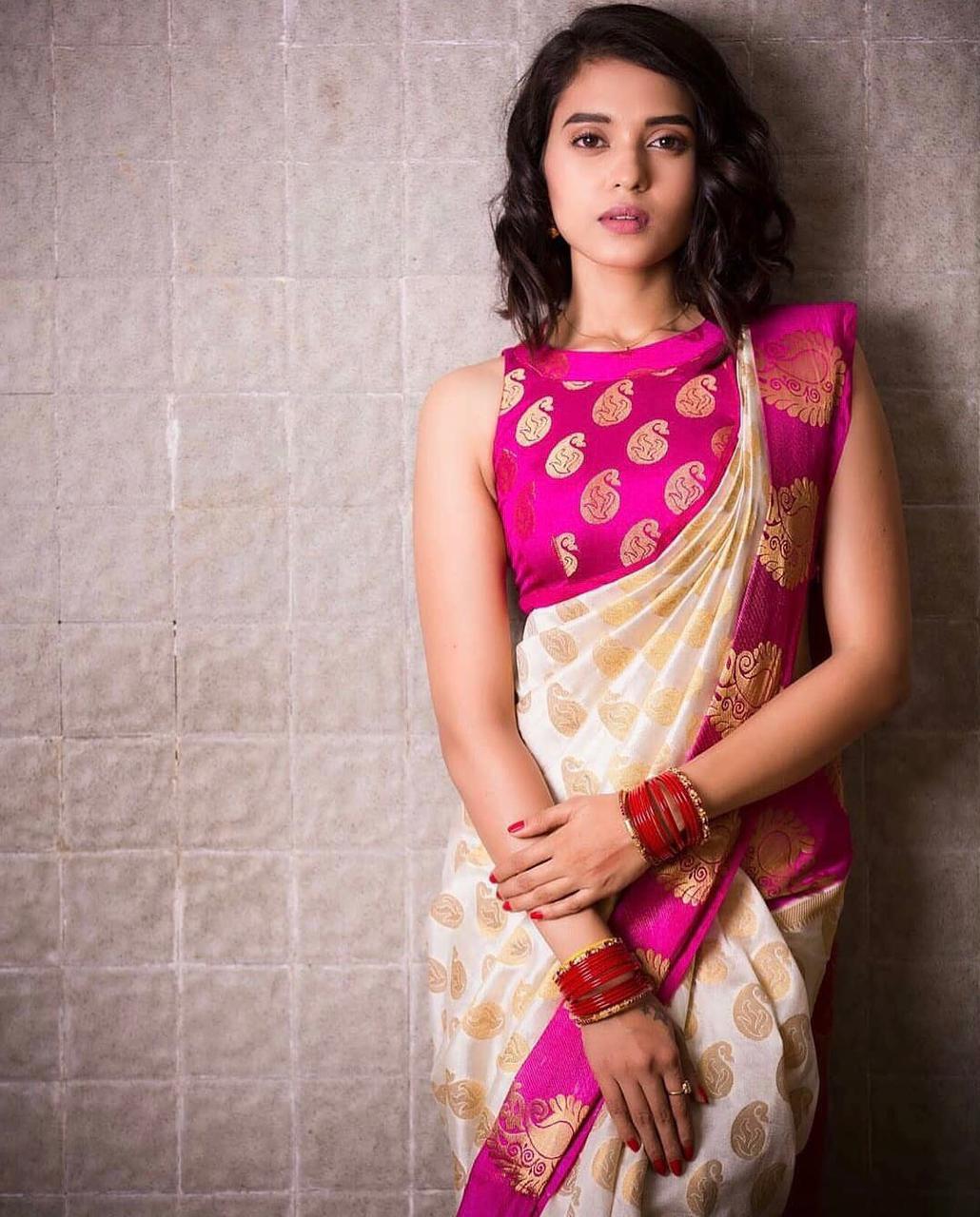 Tranquil White Banarasi Silk Saree With Chiming Blouse Piece
