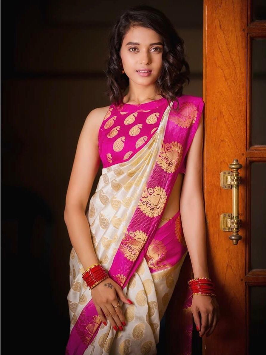 Tranquil White Banarasi Silk Saree With Chiming Blouse Piece
