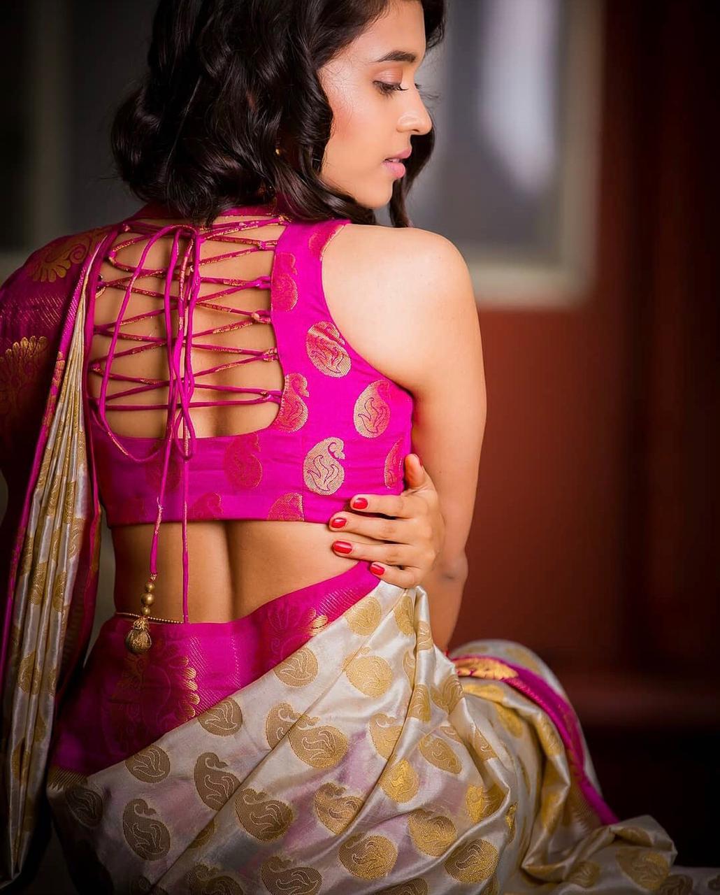 Tranquil White Banarasi Silk Saree With Chiming Blouse Piece