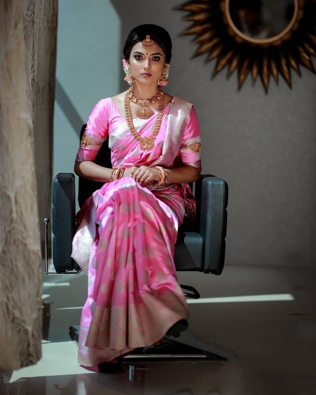 Hypnotic Pink Banarasi Silk Saree With Plangent Blouse Piece