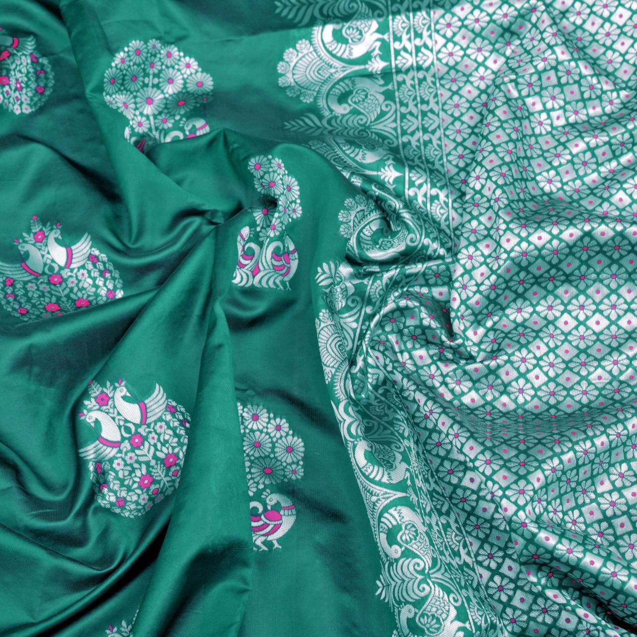 Splendid Rama Banarasi Silk Saree With Graceful Blouse Piece