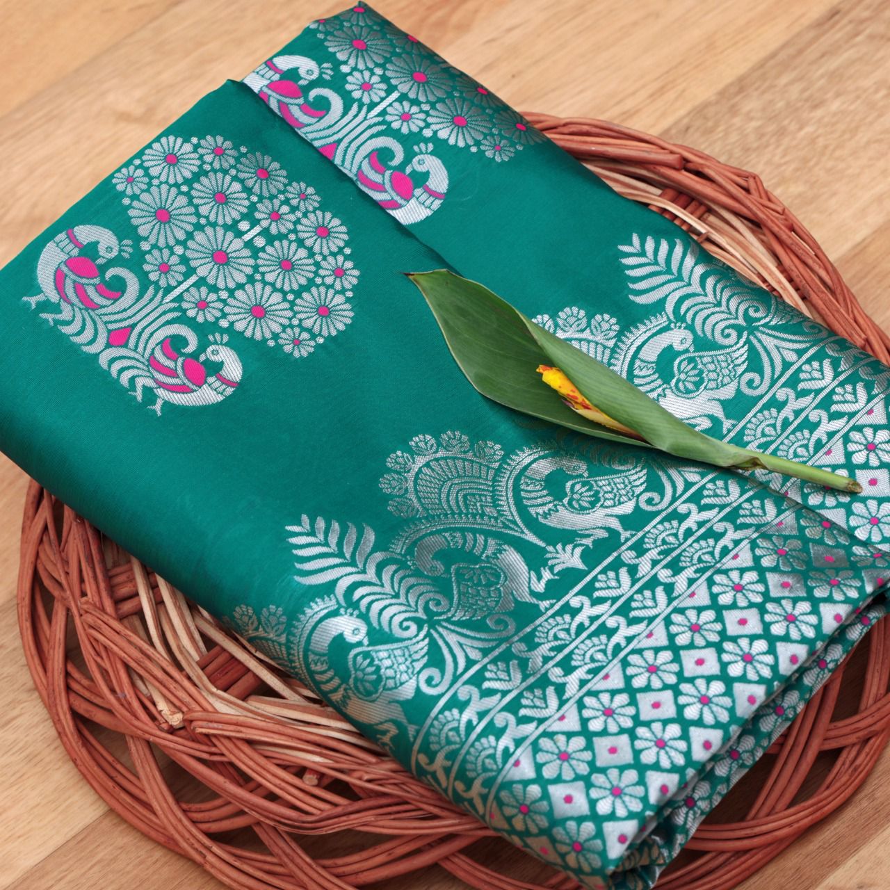 Splendid Rama Banarasi Silk Saree With Graceful Blouse Piece