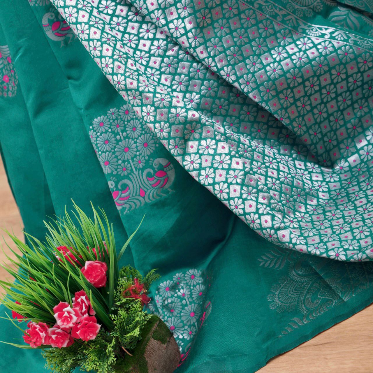 Splendid Rama Banarasi Silk Saree With Graceful Blouse Piece