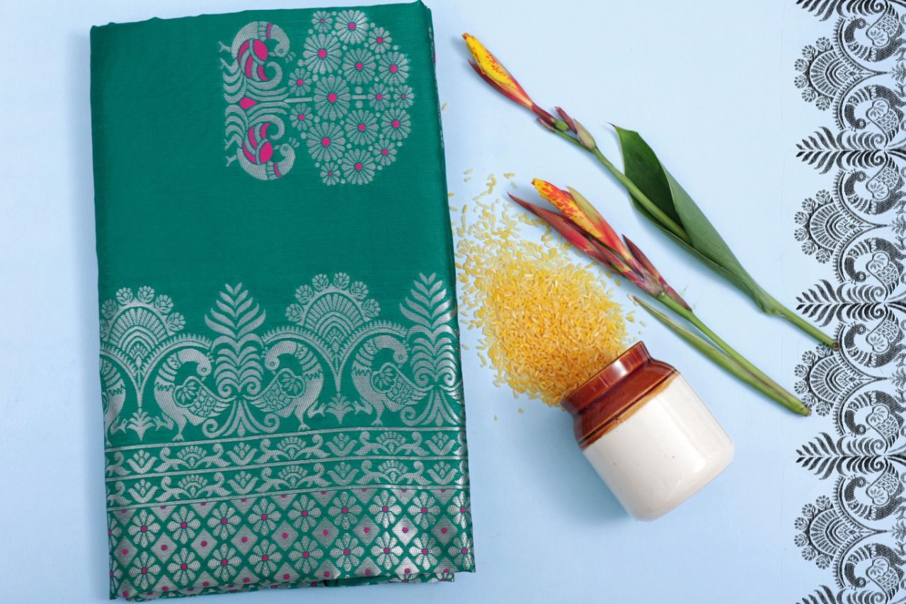 Splendid Rama Banarasi Silk Saree With Graceful Blouse Piece