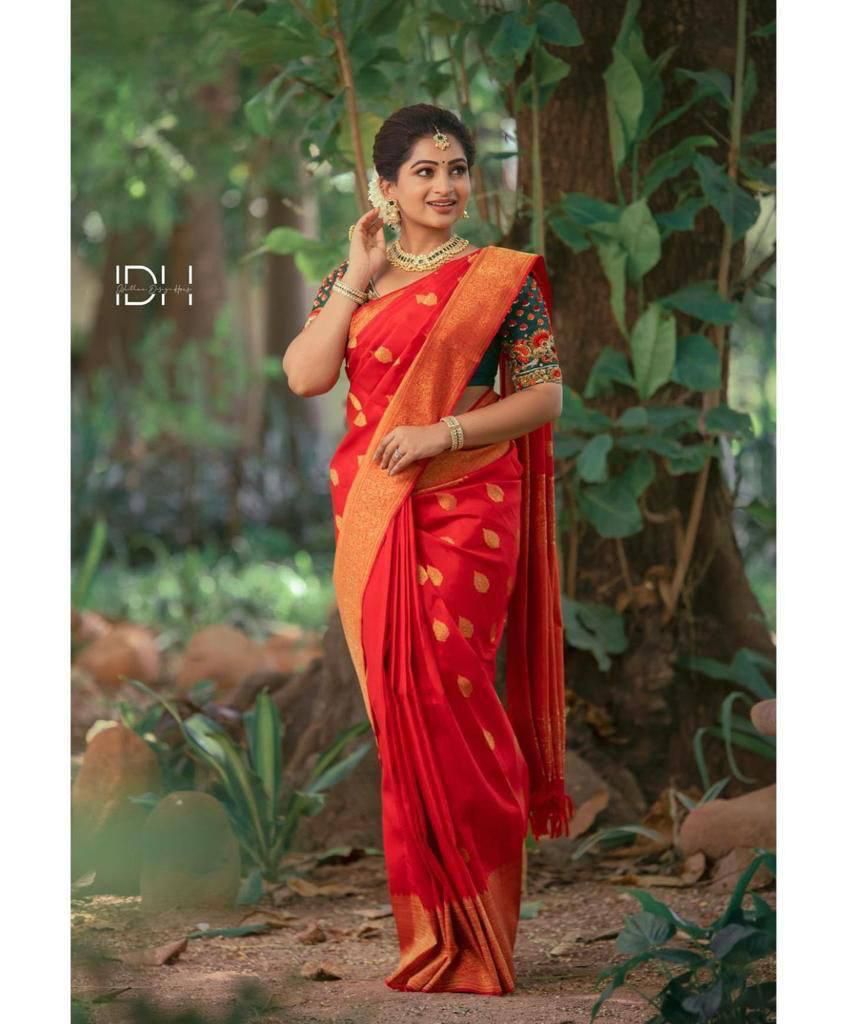 Delightful Red Banarasi Silk Saree With Fashionable Blouse Piece