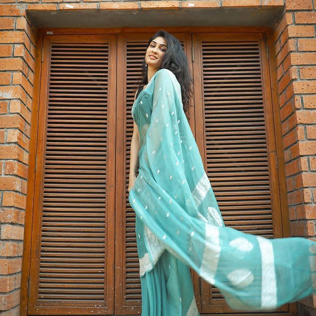 Aesthetic Firozi Soft Silk Saree With Angelic Blouse Piece