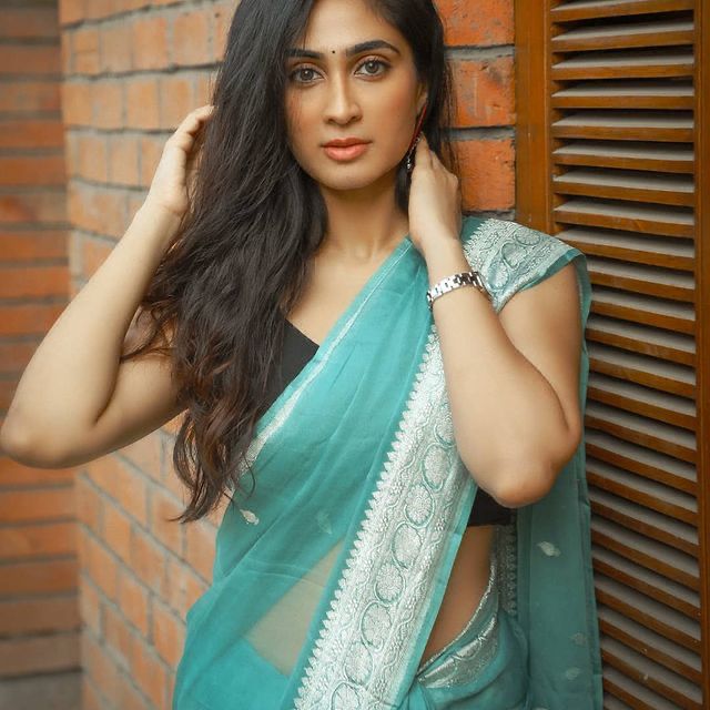 Aesthetic Firozi Soft Silk Saree With Angelic Blouse Piece