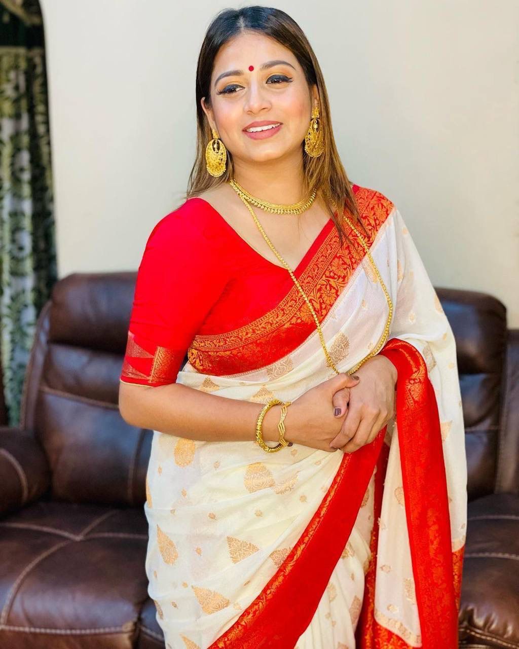 Vibrant White Banarasi Silk Saree With Enigmatic Blouse Piece