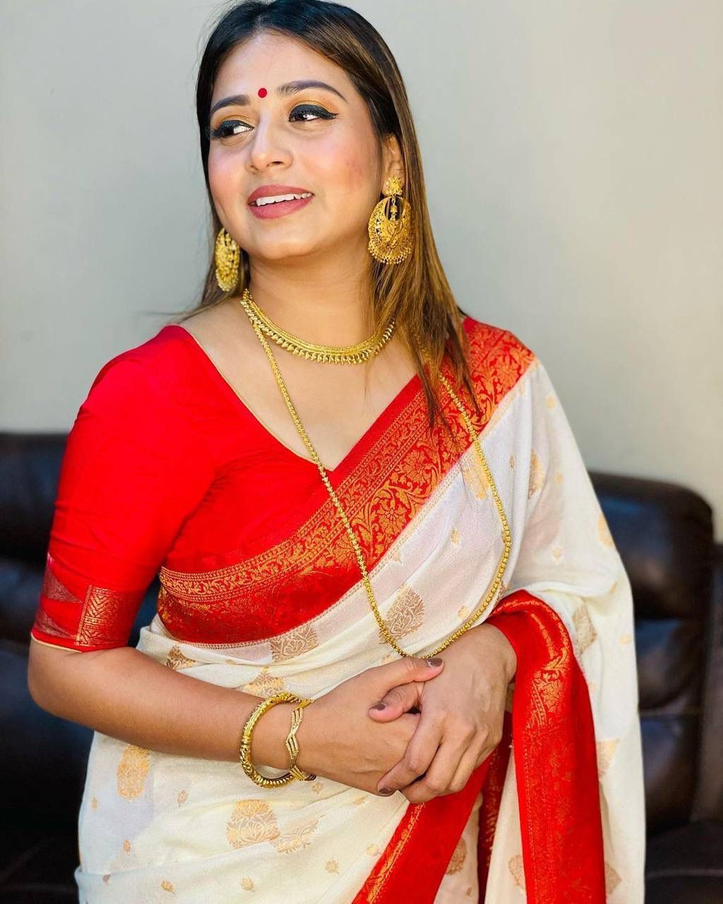 Vibrant White Banarasi Silk Saree With Enigmatic Blouse Piece