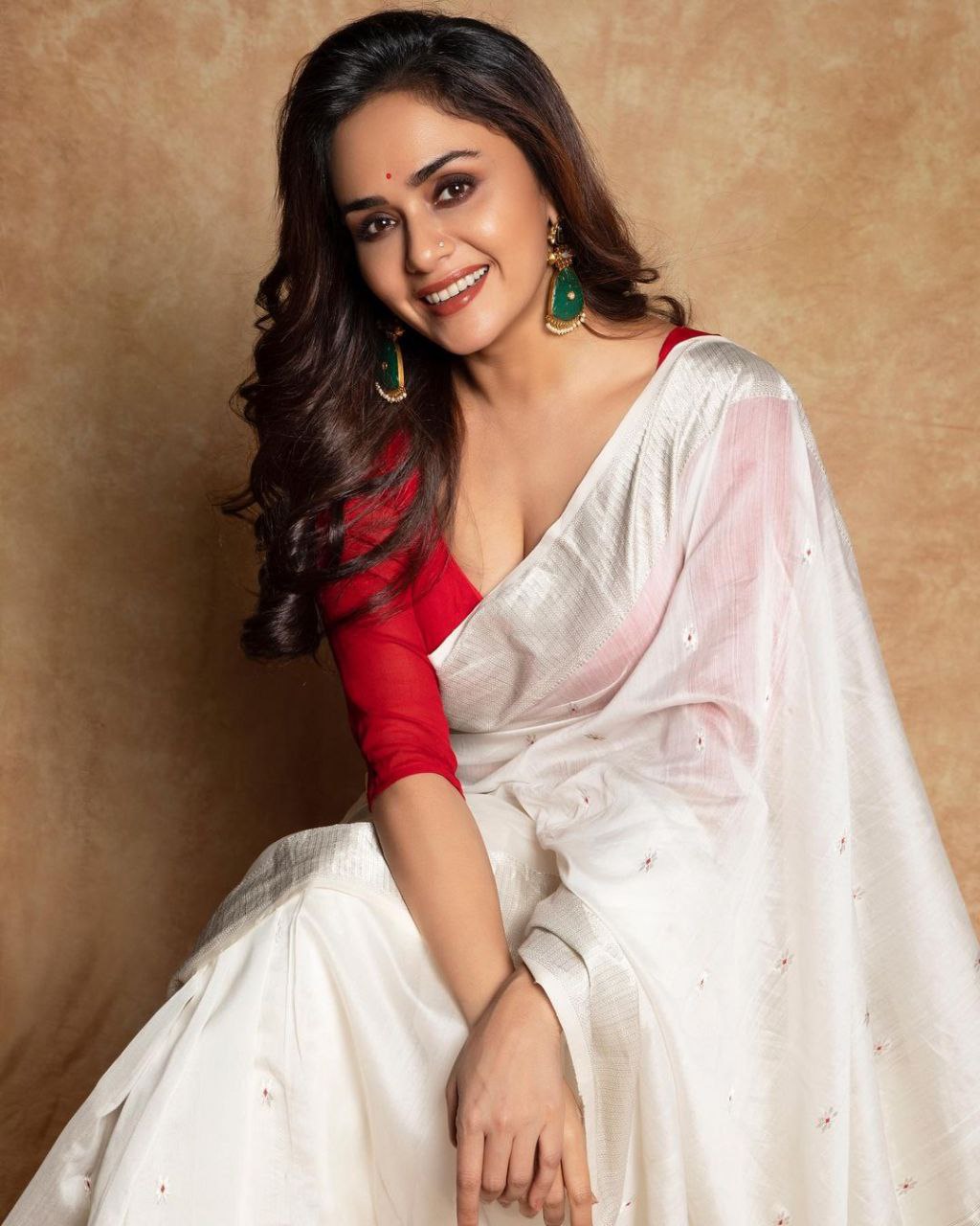 Fascinately White Cotton Silk Saree With Excitable Blouse Piece