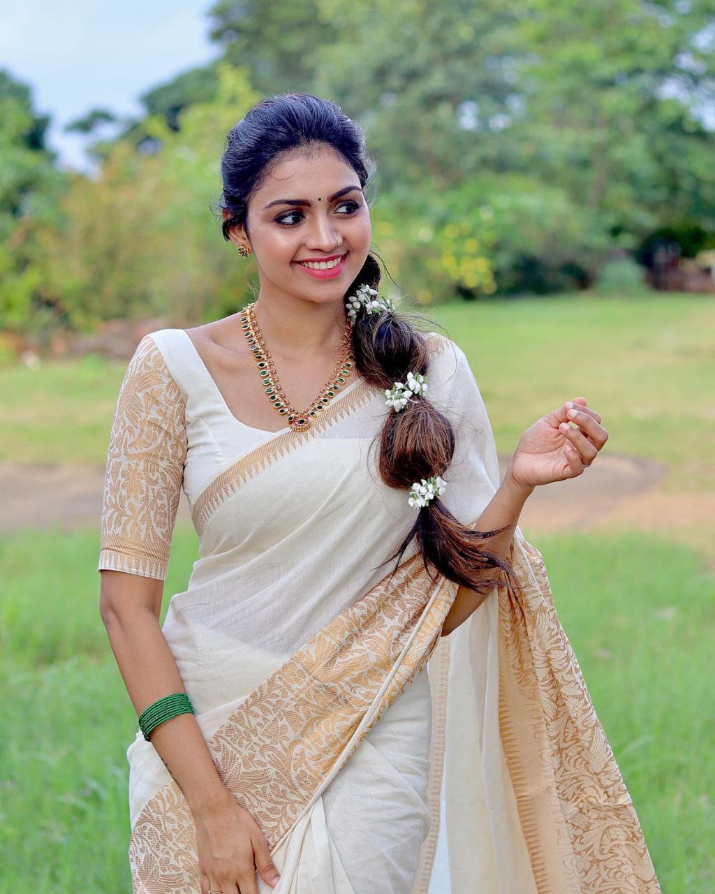 Splendor White Soft Silk Saree With Impeccable Blouse Piece