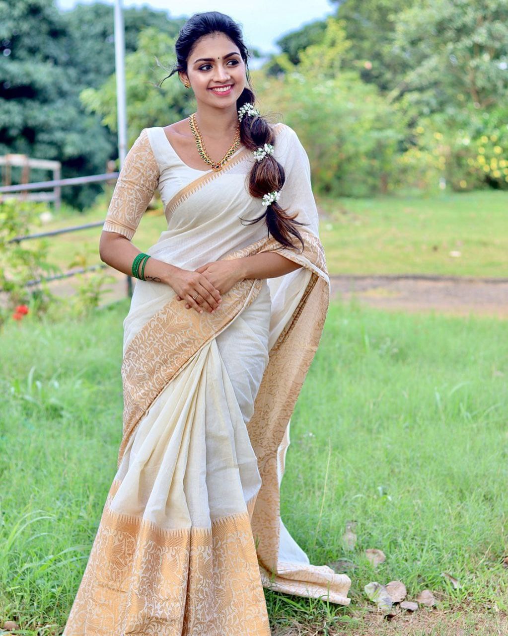 Splendor White Soft Silk Saree With Impeccable Blouse Piece